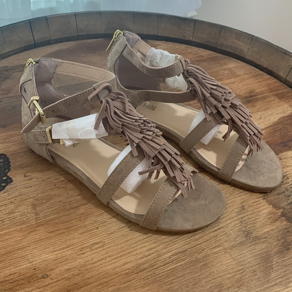 Kenneth Cole Reaction | NWOB Audra Struck Sand Fringe T-Strap Sandal 6 - Picture 1 of 17